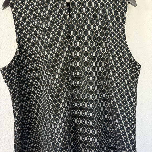 Vince Camuto Patterned Sleeveless mock necked shell - Picture 4 of 5